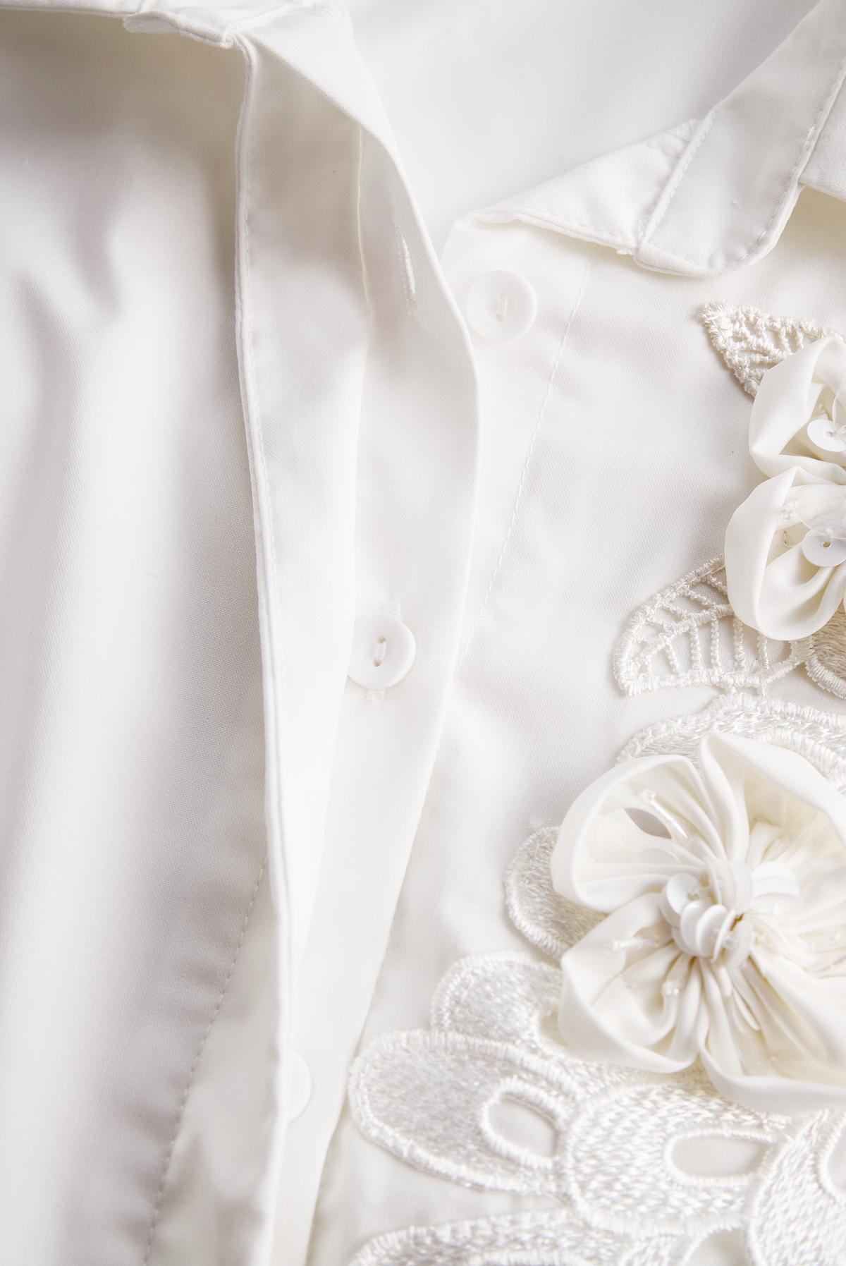 Sleeveless Shirt with 3D Floral Appliqué